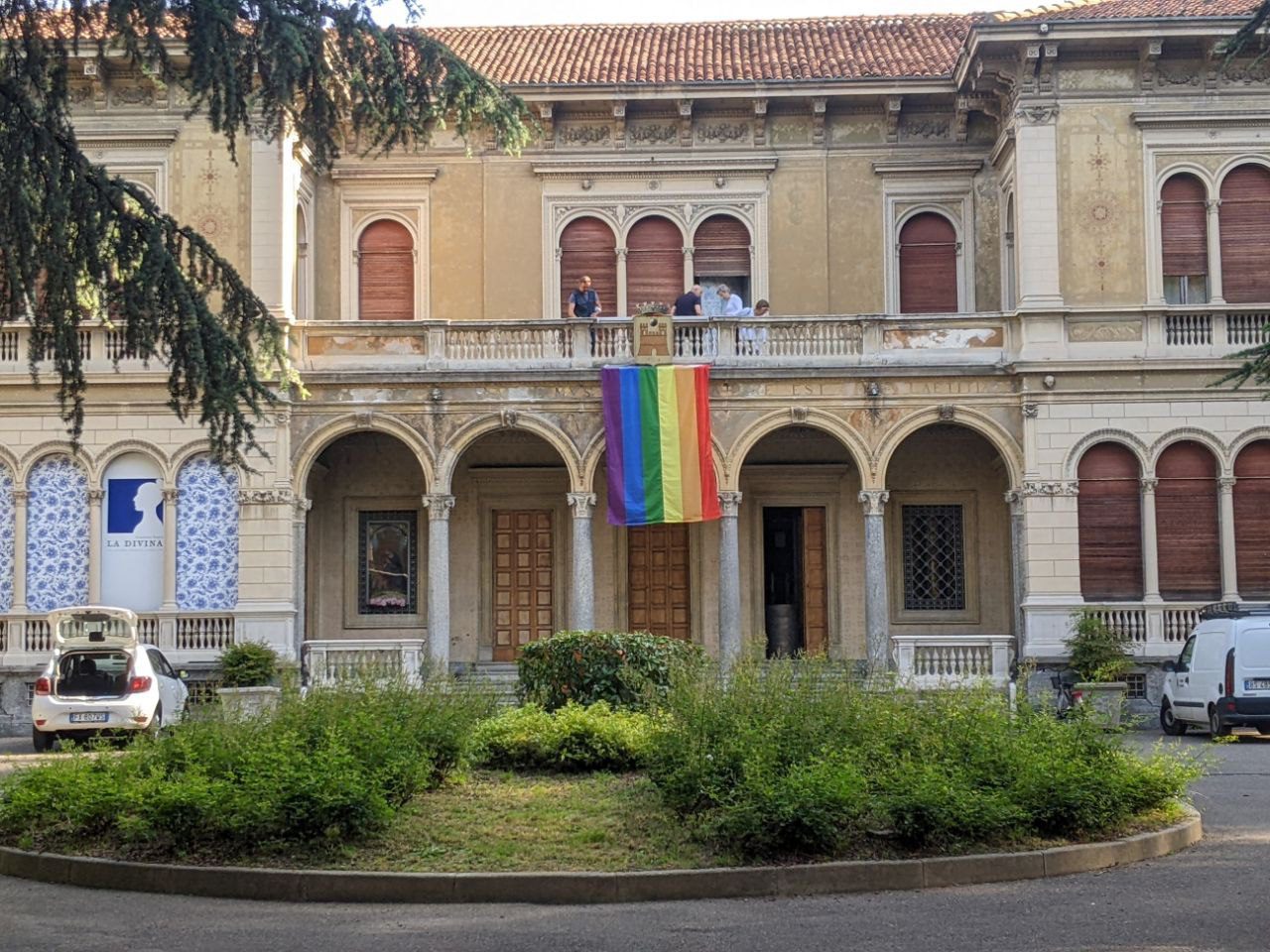 Saronno, bandiera arcobaleno su Villa Gianetti per la giornata internazionale contro l’omotransfobia