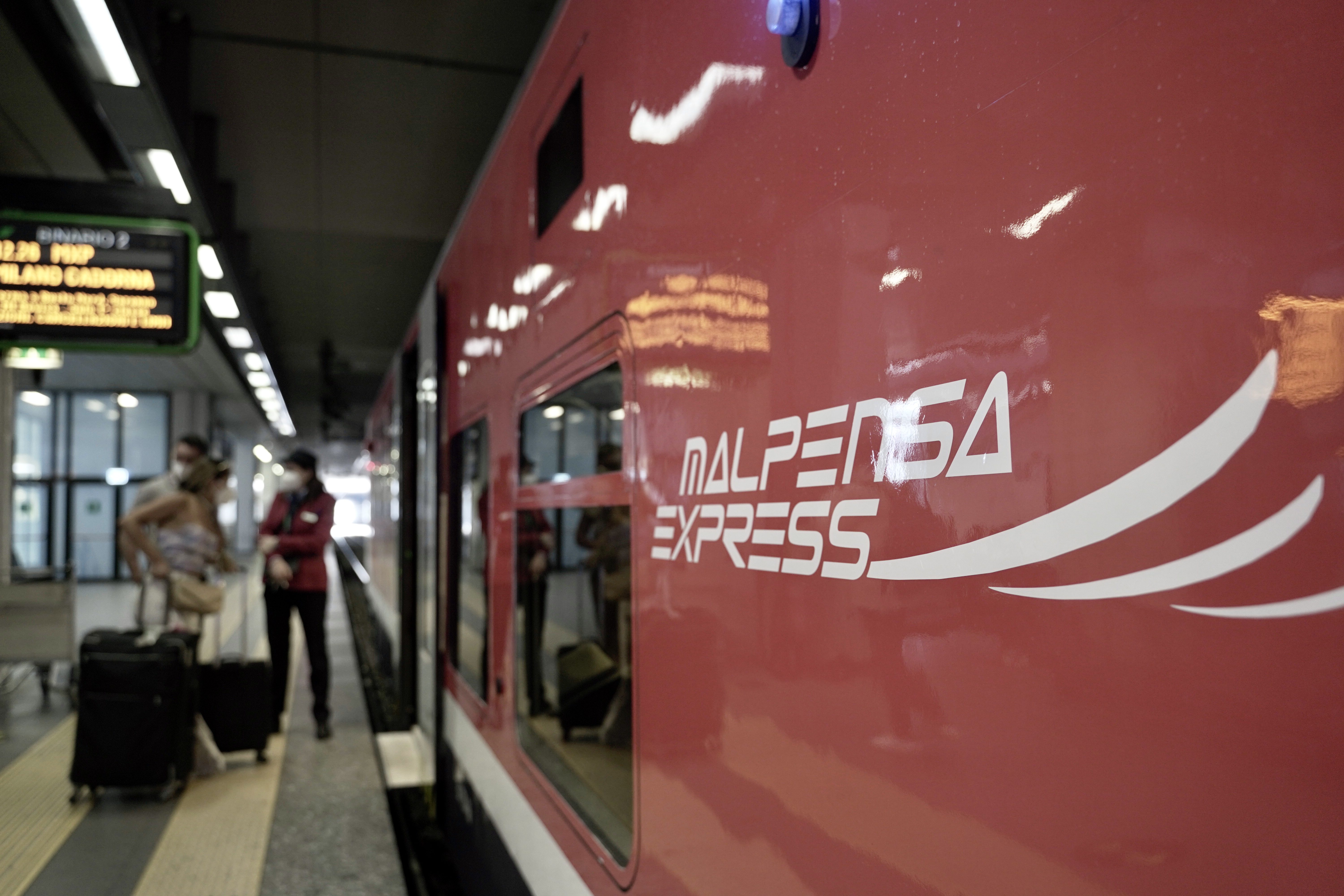 Malpensa express in ritardo di… 0 minuti: l’ente ferroviario annuncia “aggiornamenti sulle cause”