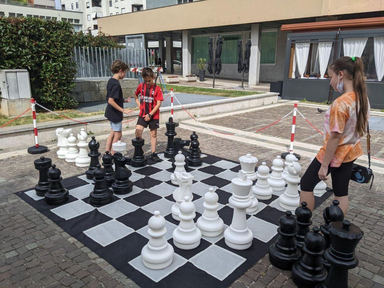 20220522 giochi di una volta maxi scacchi piazza avis