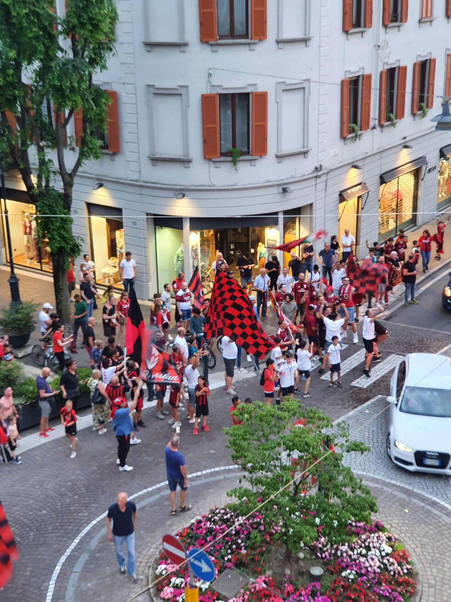 Saronno, festa Milan per le strade con bandiere e fumogeni. A Solaro e Cogliate anche i botti