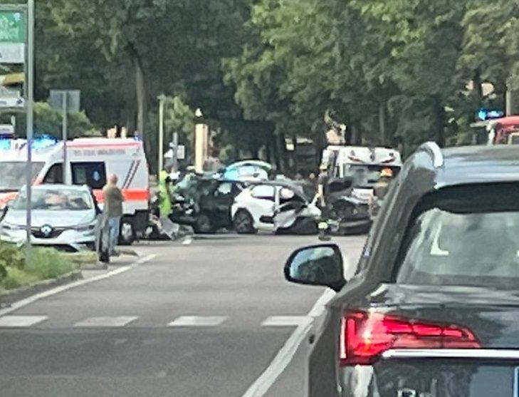 Saronno, frontale in via Piave: due auto distrutte e tre feriti