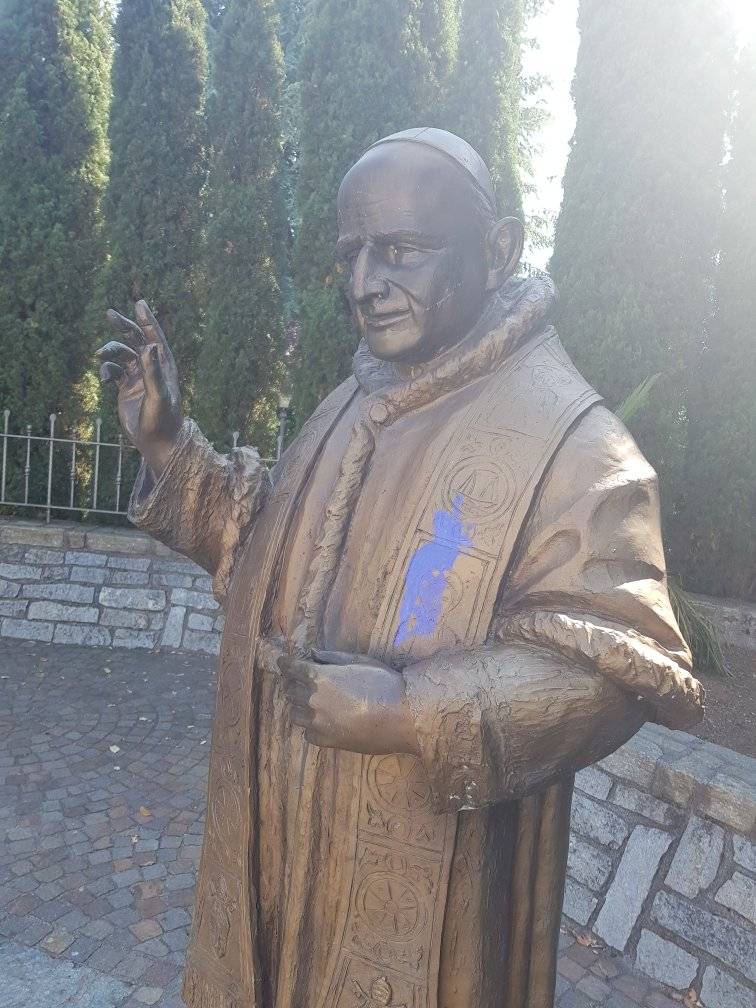 Imbrattata la statua di papa Giovanni XXIII con vernice spray