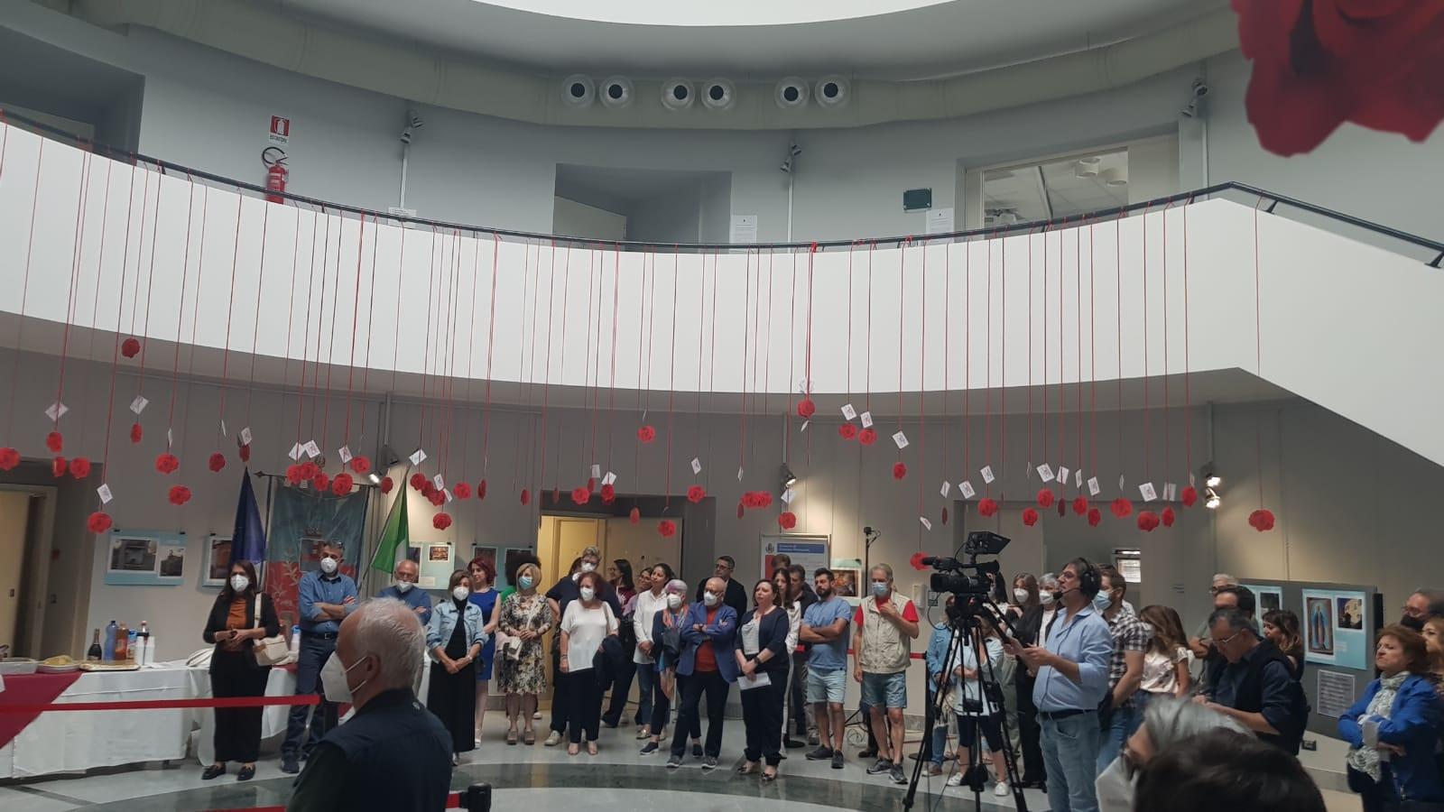 Caronno Pertusella: la diversità attraverso l’arte, inaugurato il mosaico in municipio
