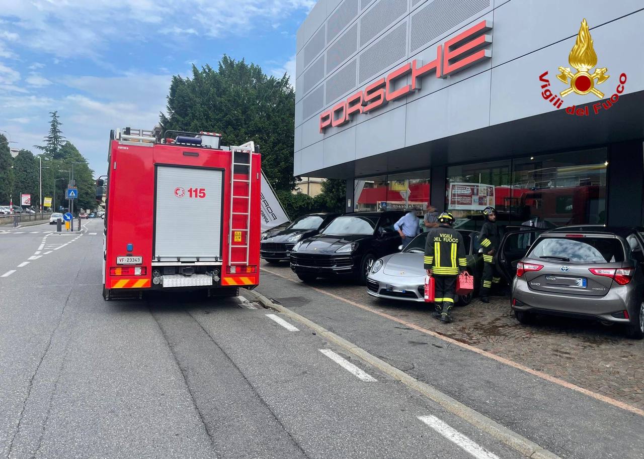 Varese, auto si schianta nella vetrina del concessionario Porsche