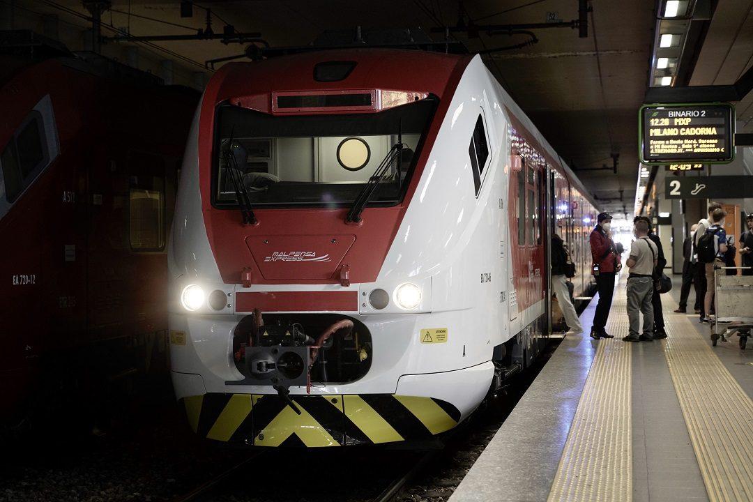 Malpensa Express travolge macchinario sui binari: tragedia sfiorata nella notte