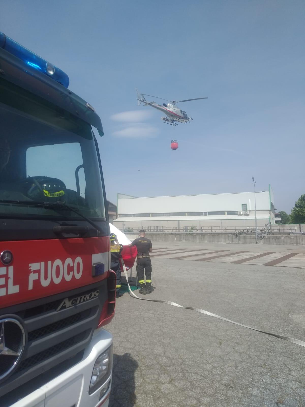 Grosso incendio al Parco Groane in zona Solaro: in azione anche l’elicottero coi vigili del fuoco