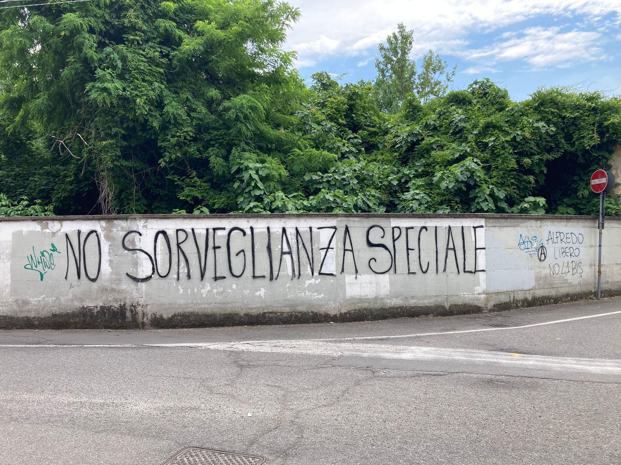 Saronno, maxi graffito anarchico contro la sorveglianza speciale