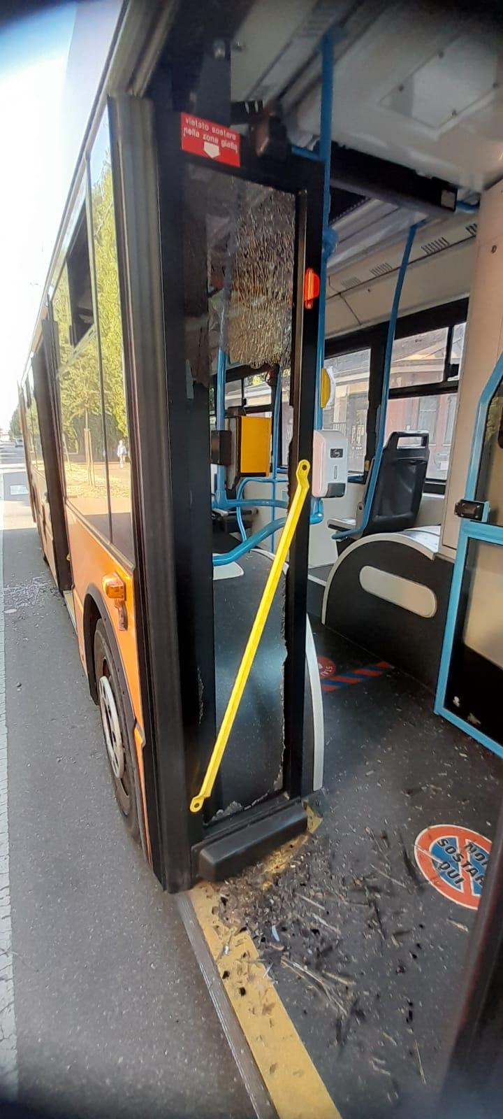 20220614-autobus-vandalizzato-7