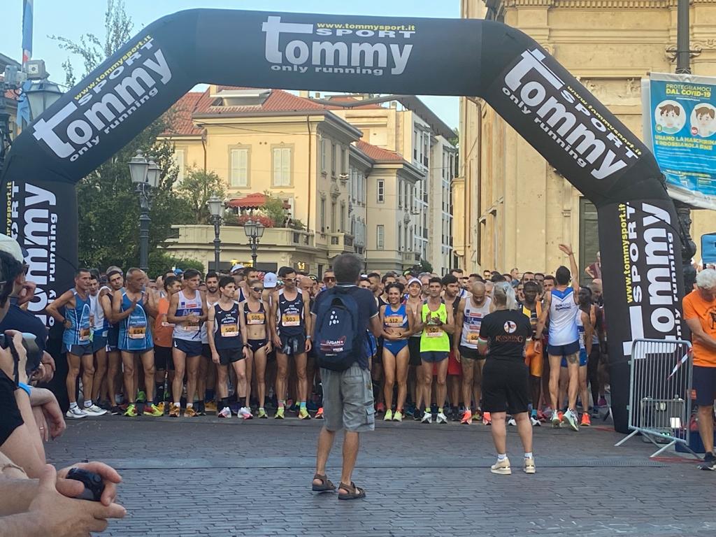 Running day, quasi 600 runner al via in piazza Libertà (foto e video)