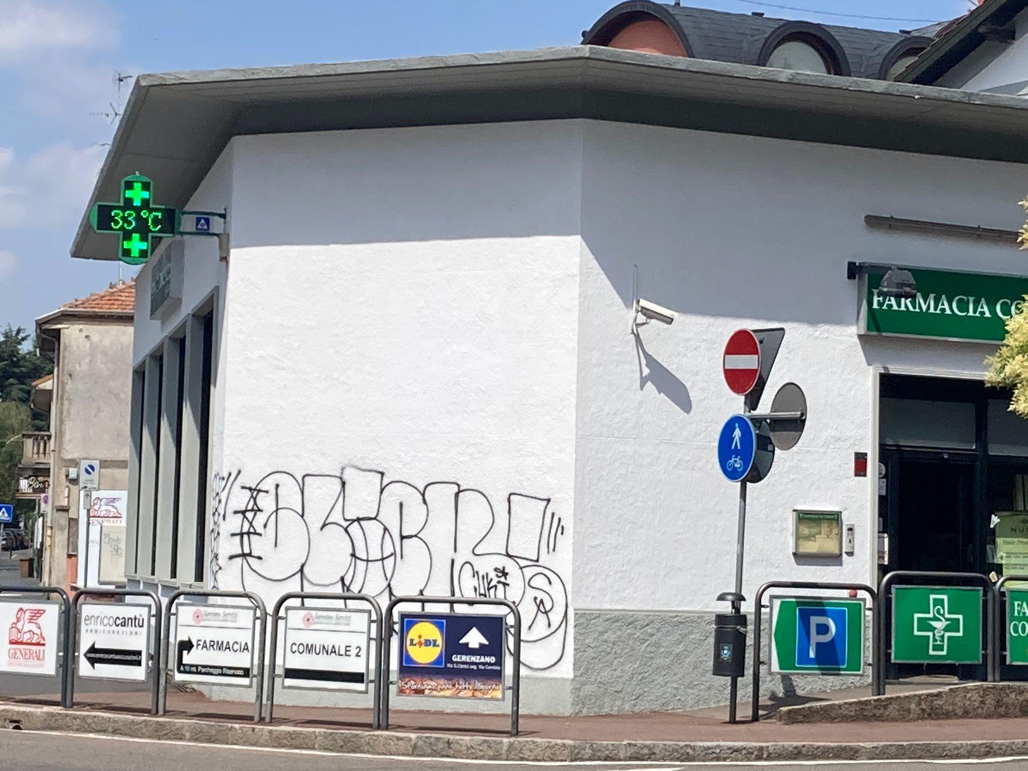 Saronno, graffiti sulla facciata della farmacia appena tinteggiata. L’amarezza dei saronnesi