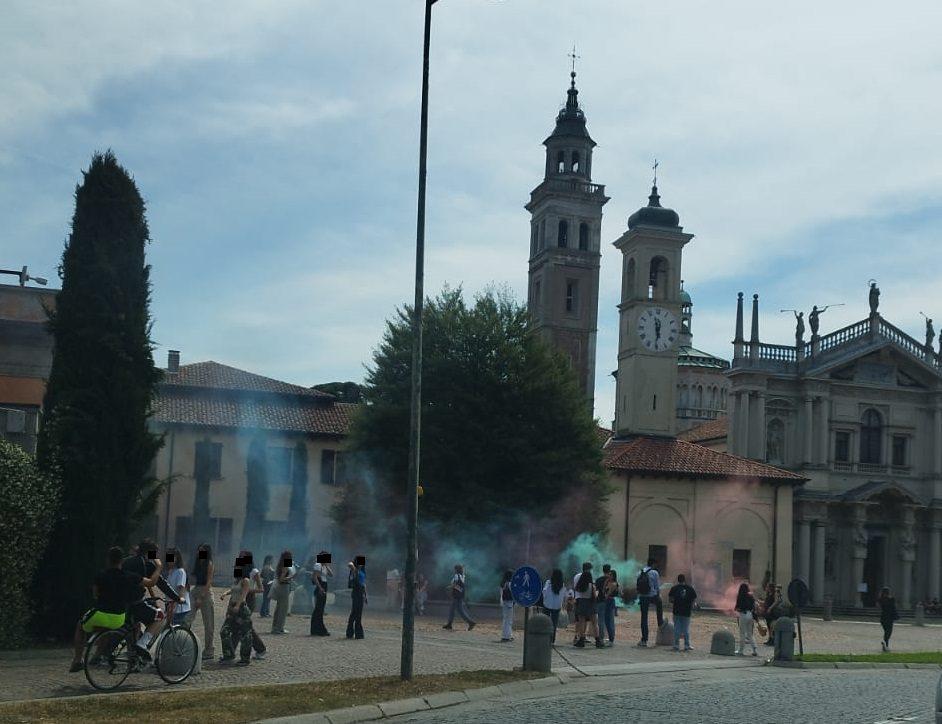 Ultimo giorno di scuola a Saronno: caroselli, polvere colorata, fumogeni e… arriva la polizia locale