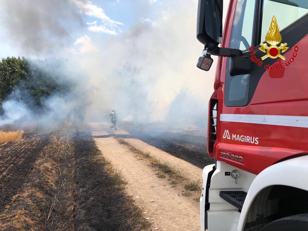 Dall’autostrada A9 alle campagne di Origgio: per un furgone in fiamme si incendiano anche i campi vicino a case e aziende