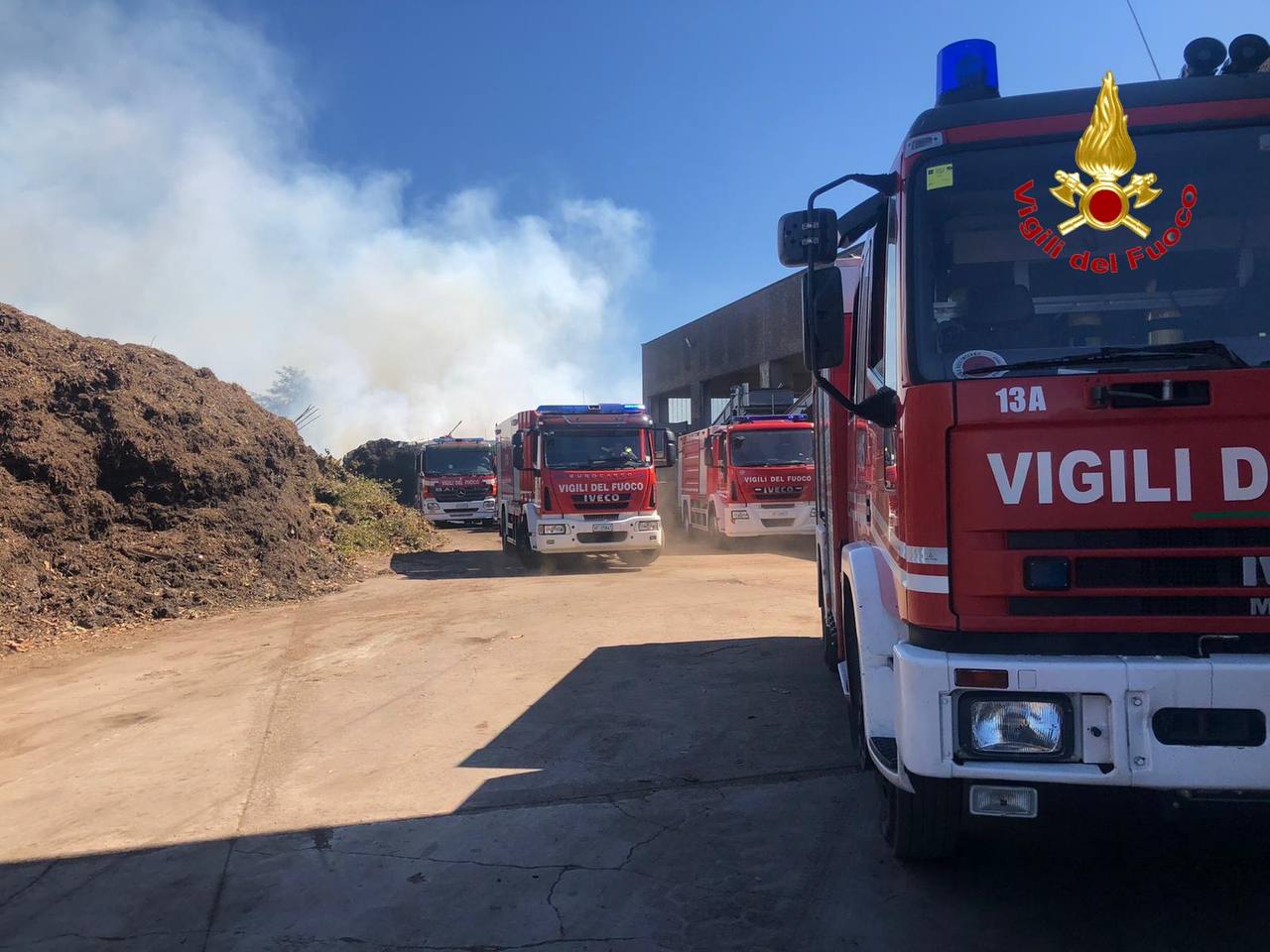 Tradate, anche i pompieri di Saronno per spegnere l’incendio di scarti del compost