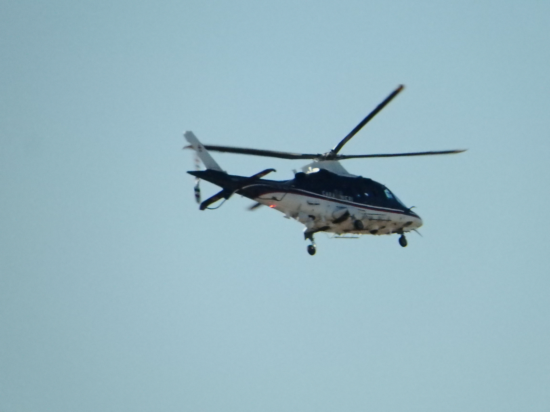 Maltempo: elicottero carabinieri a bassa quota per controllare i cantieri sui tetti fra Saronno, Turate e Rovello