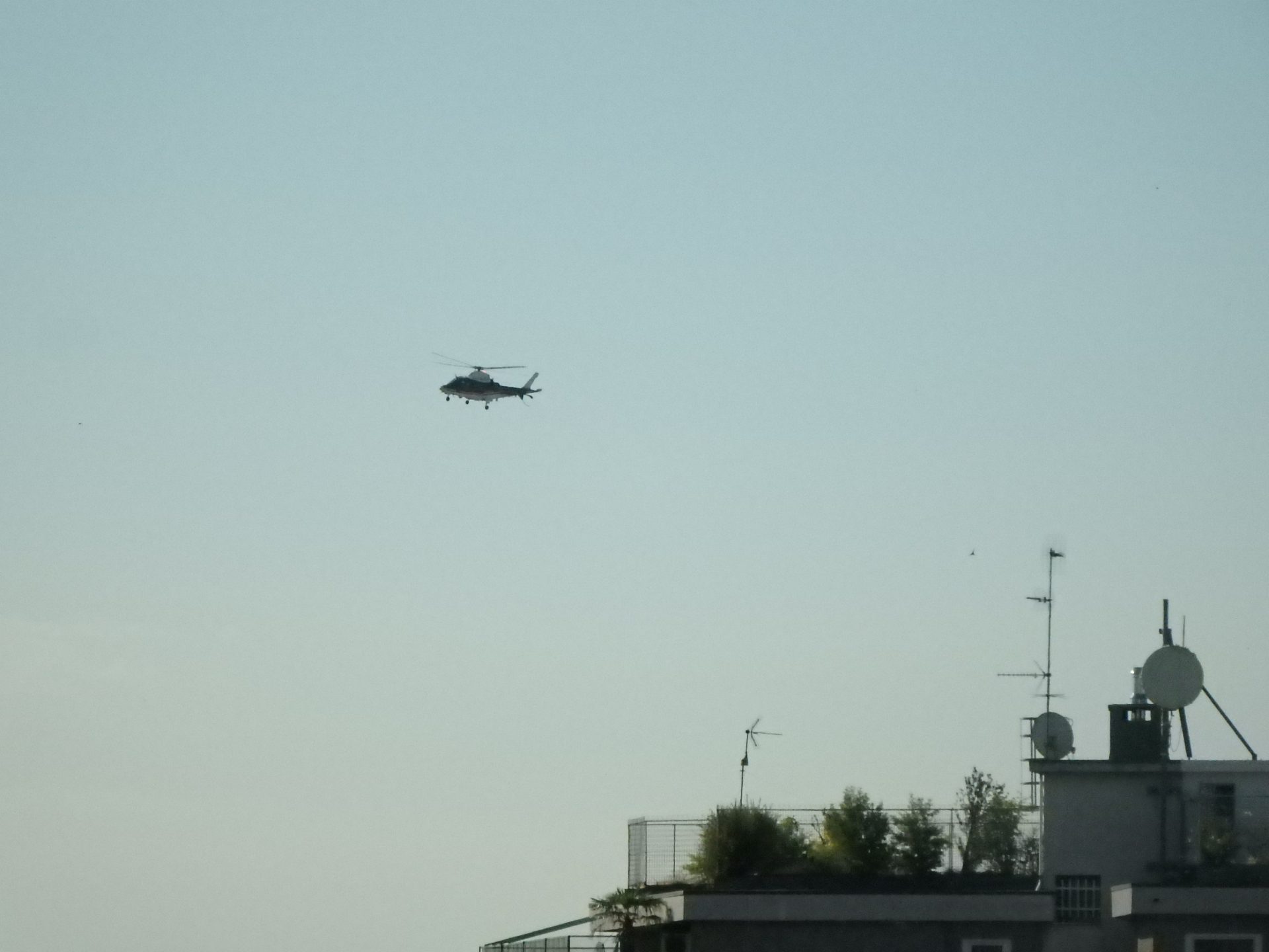Saronno, elicottero dei carabinieri sopra il centro