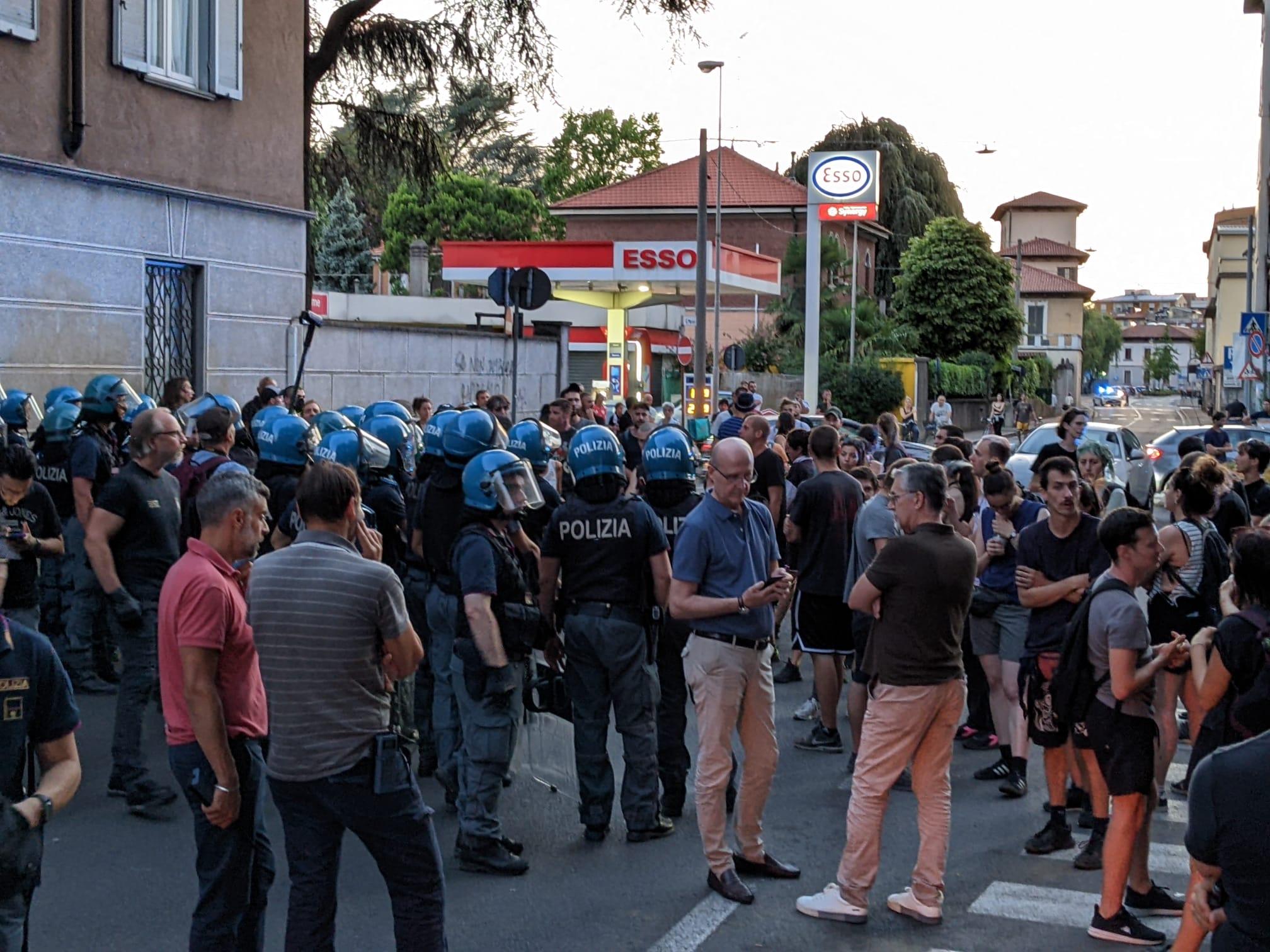 Saronno, tensione post corteo tra manifestanti e forze dell’ordine. Via Marconi chiusa fino a tarda sera