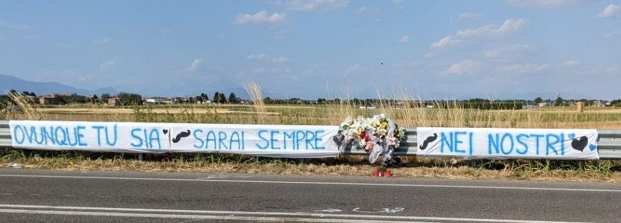 Saronno, striscione e fiori per ricordare Michele Garruto sul luogo dell’incidente mortale
