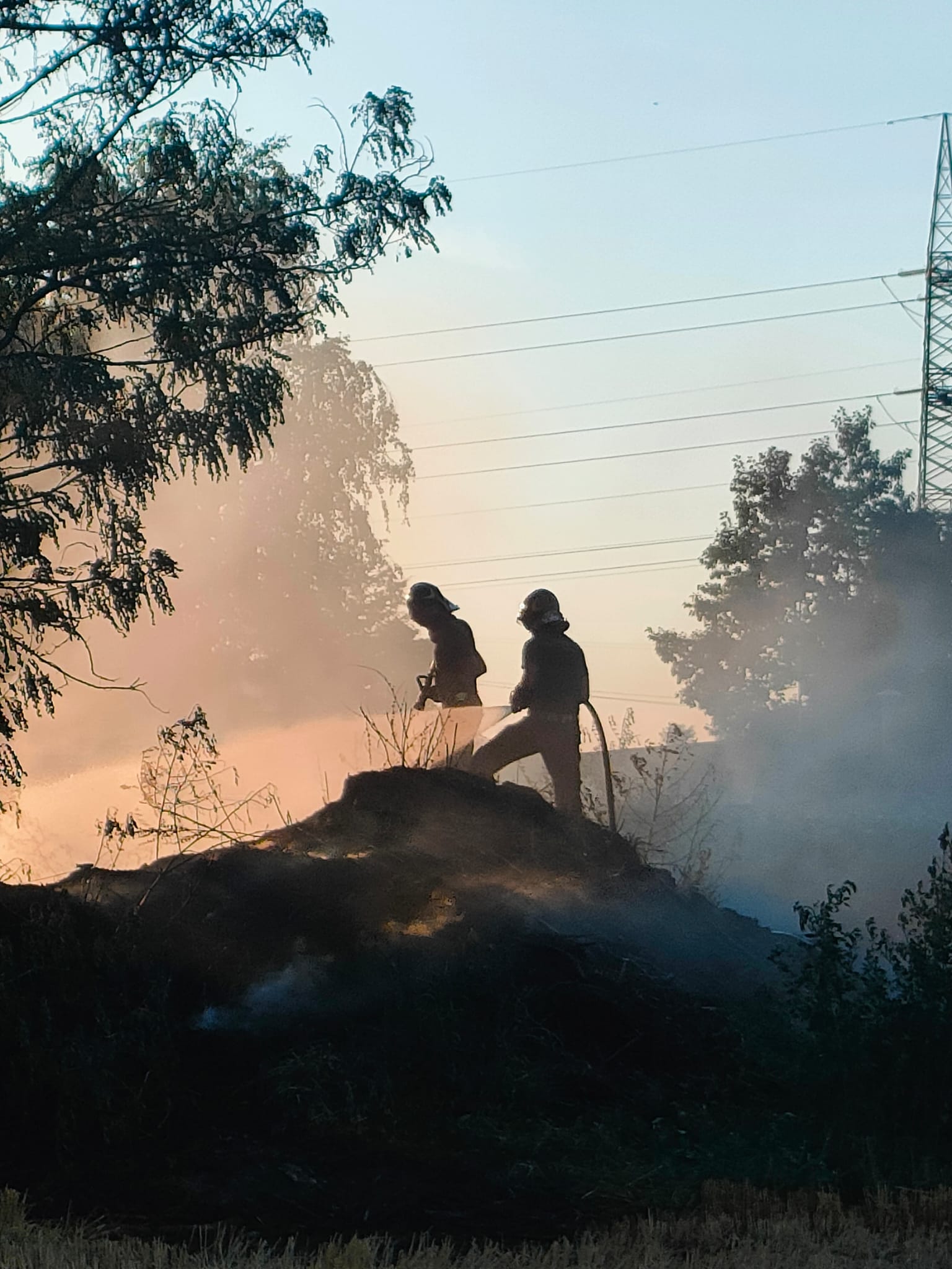 Fiamme e fumo nei campi alla Massina: pompieri e prociv al lavoro