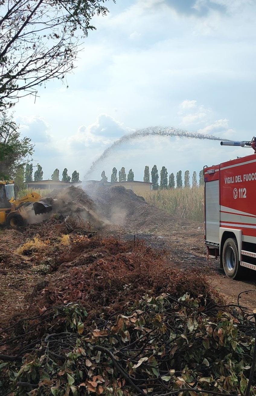 Incendio vegetazione tra Misinto e Rovellasca: fiamme ardono per oltre due ore