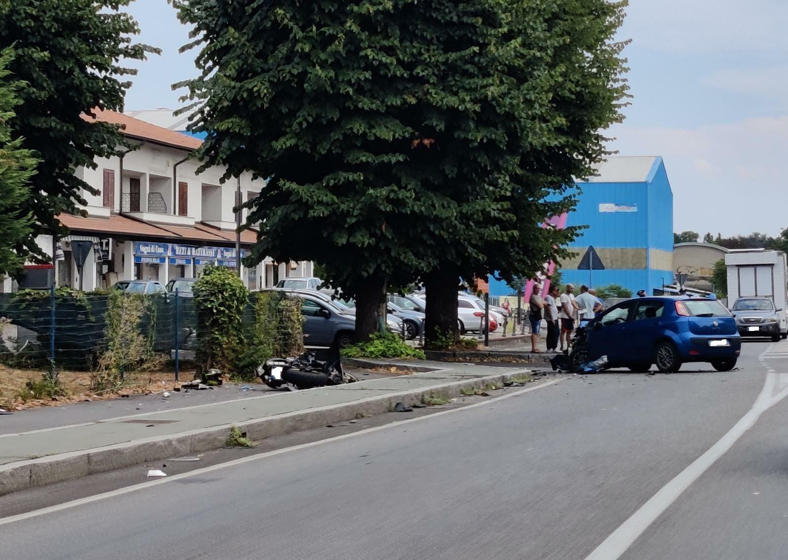 Scontro auto/moto sulla Varesina: 29enne muore in ospedale