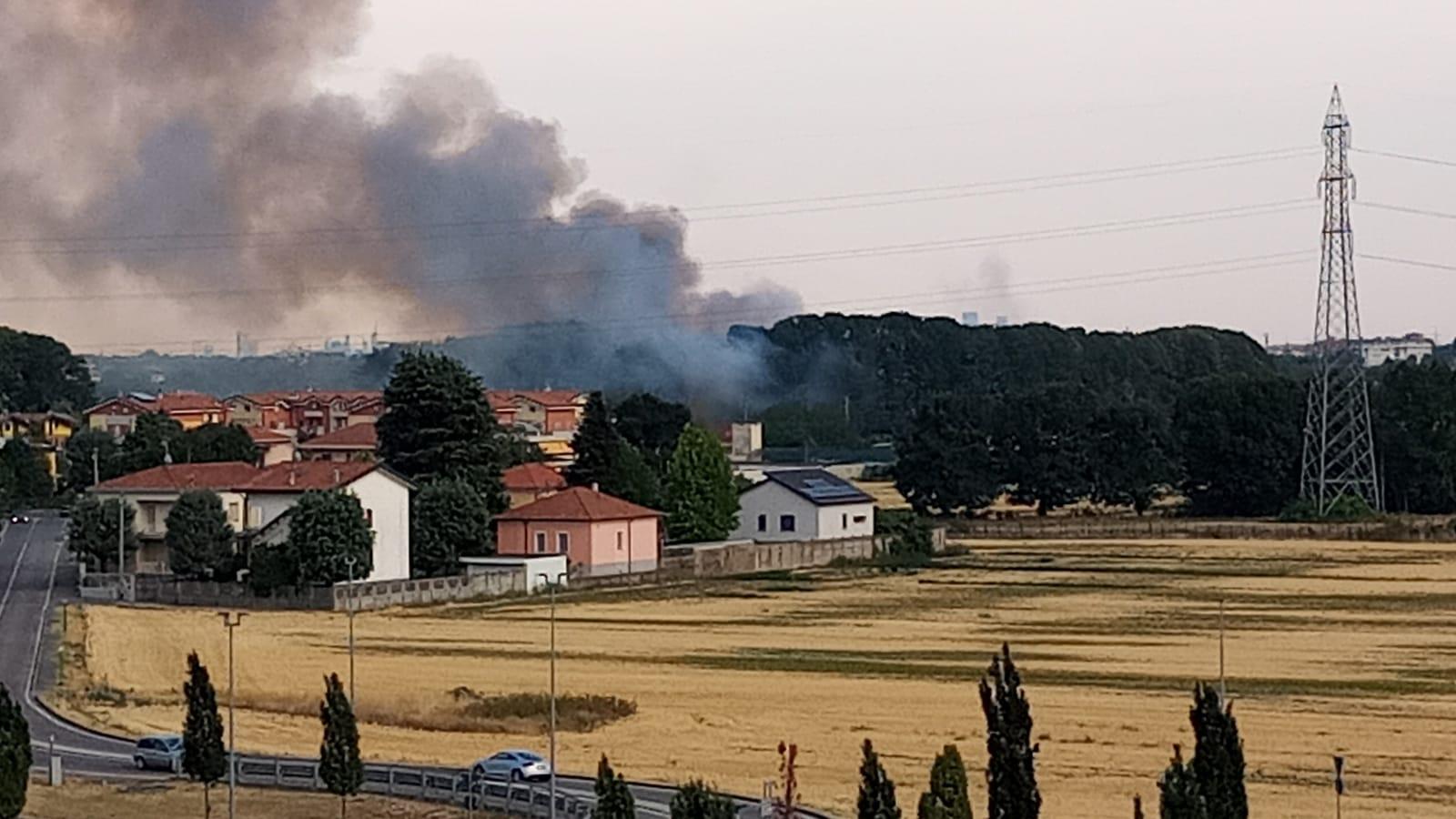 Incendio nei campi fra Caronno, Cascina Colombara e Solaro: alta colonna di fumo