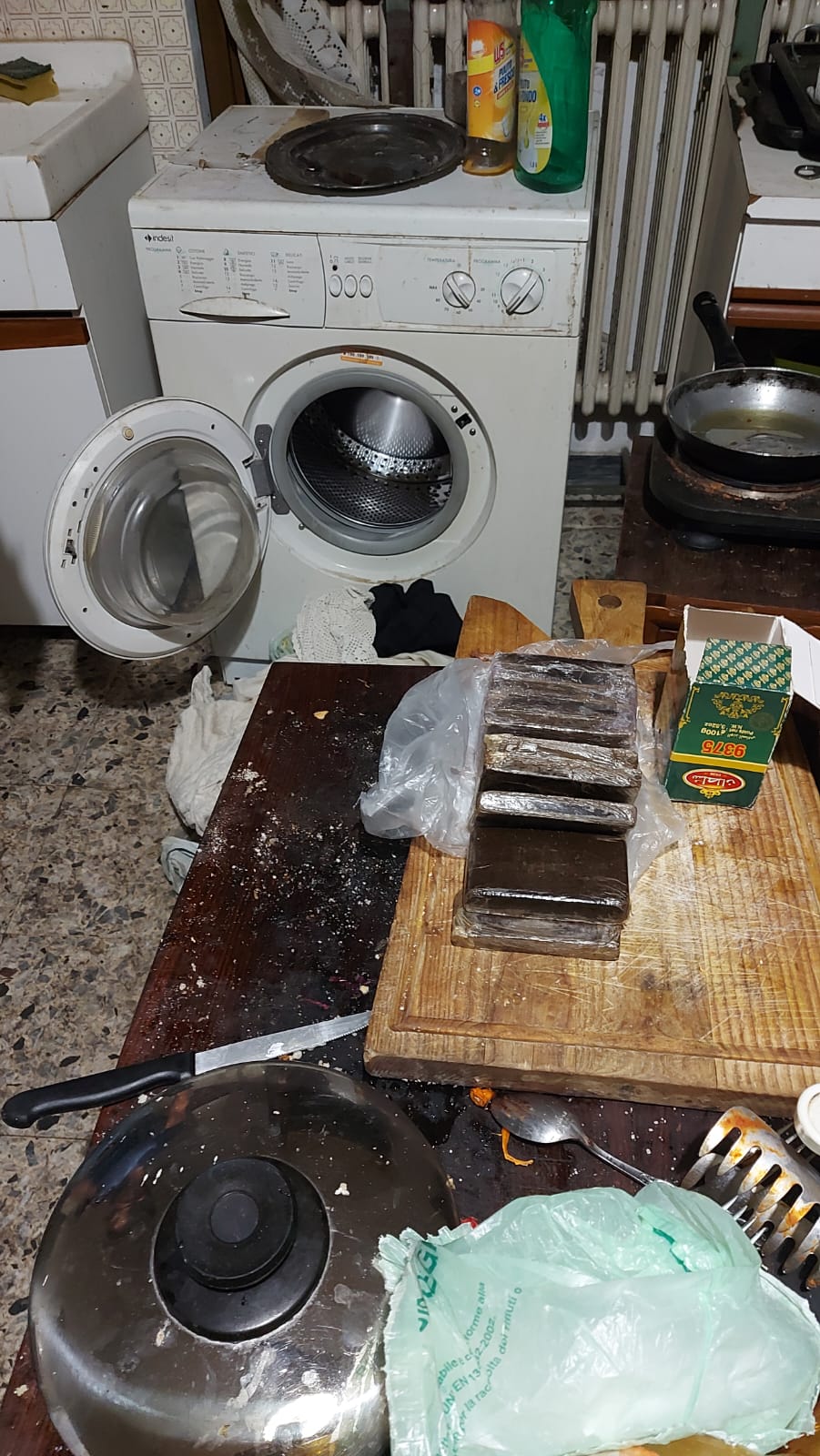 Maxi sequestro di droga dei carabinieri di Saronno: in lavatrice coi panni sporchi 1 chilo di hascish