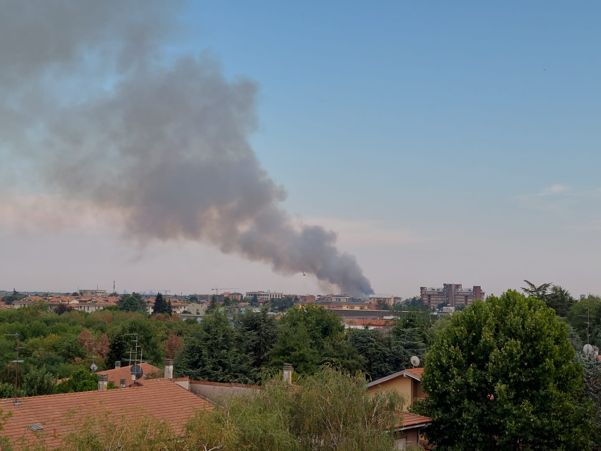 Saronno, tutti col naso all’insù: alta colonna di fumo dal vasto incendio a Cascina Colombara. Foto e video
