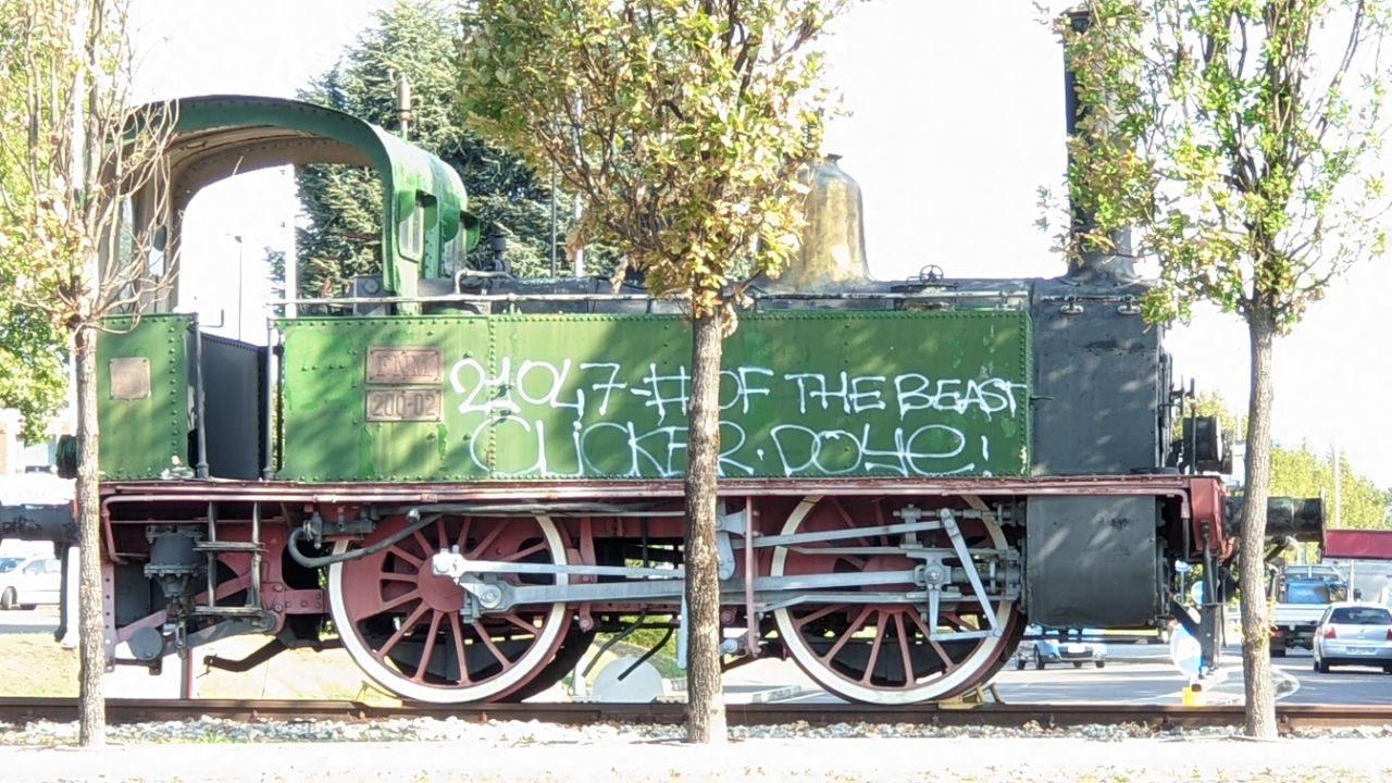 Saronno, vandalizzata la locomotiva alla rotonda Lazzaroni