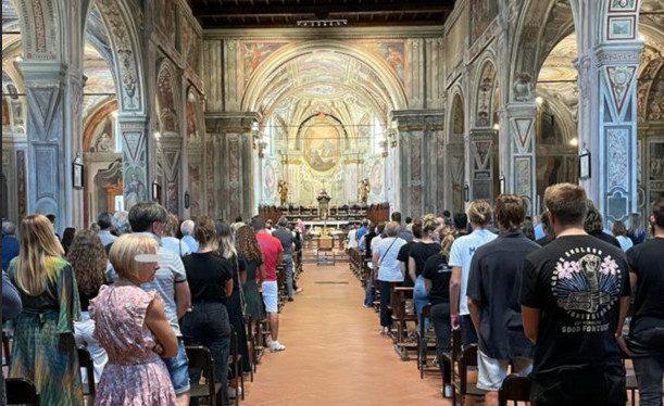 Saronno, chiesa di San Francesco gremita per l’ultimo saluto a Fabio Fantoni