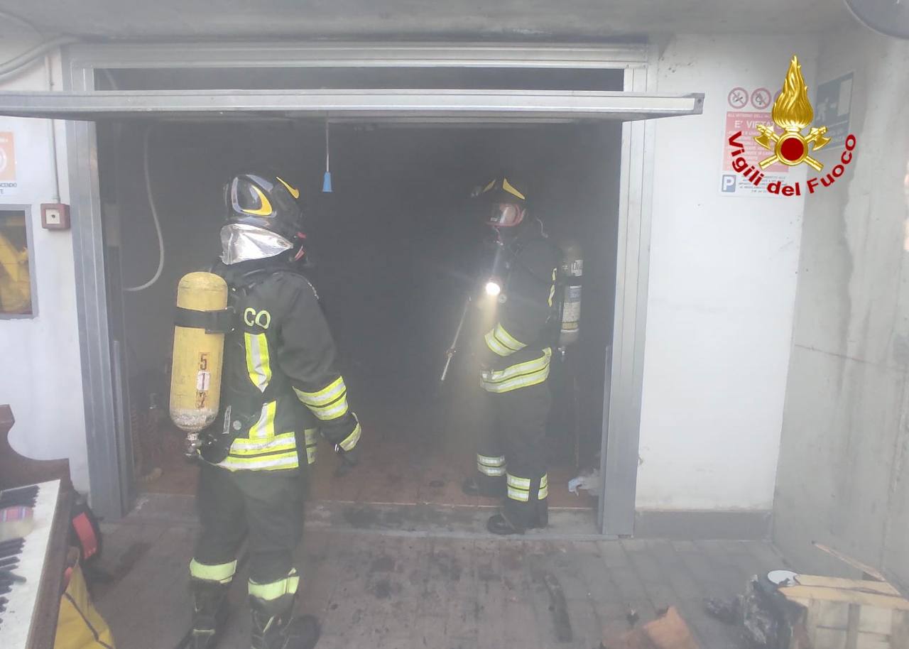 Gerenzano, incendio in via Inglesina: ci pensano i pompieri (foto e video)