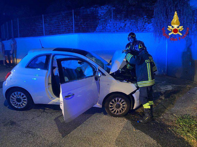 Varese, Fiat 500 contro muretto: conducente ferita