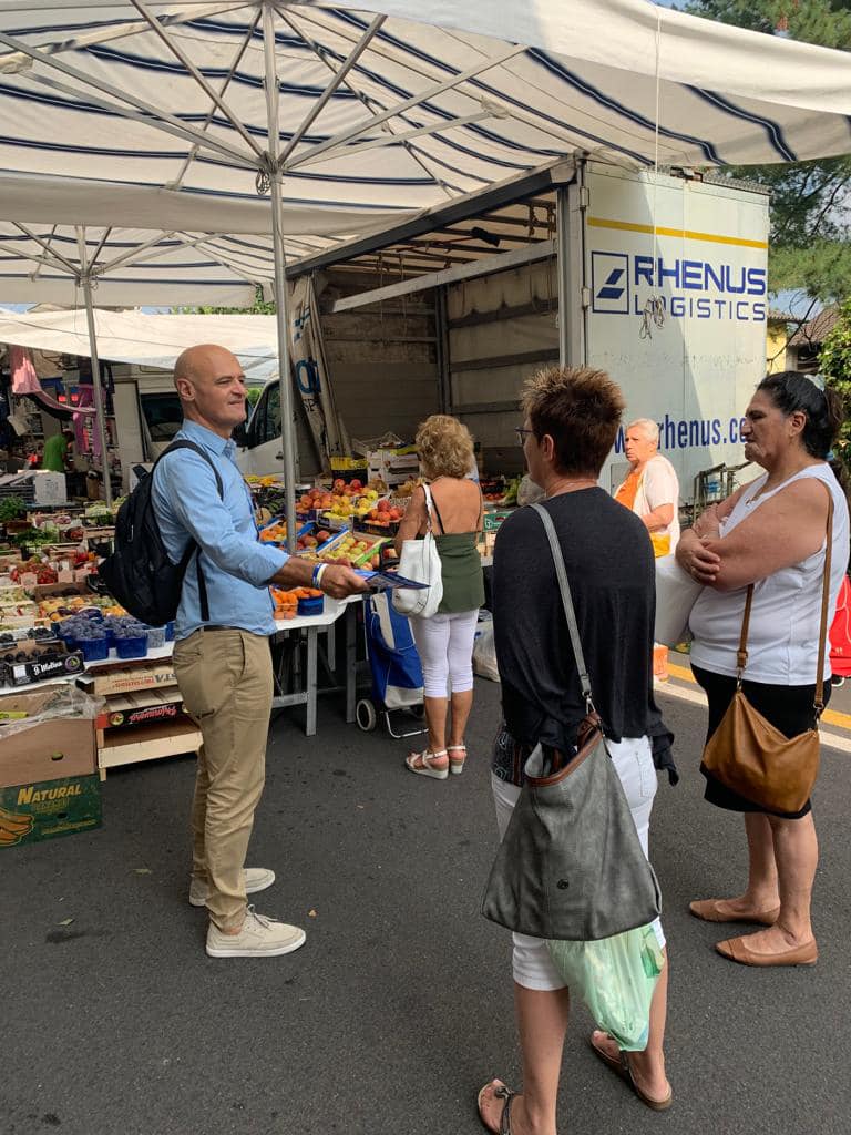 Ceriano Laghetto, il sindaco fa… volantinaggio al mercato