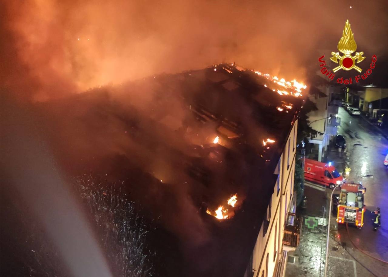 Maxi incendio tetto condominio a Luino: intervenuti 13 mezzi dei vigili del fuoco