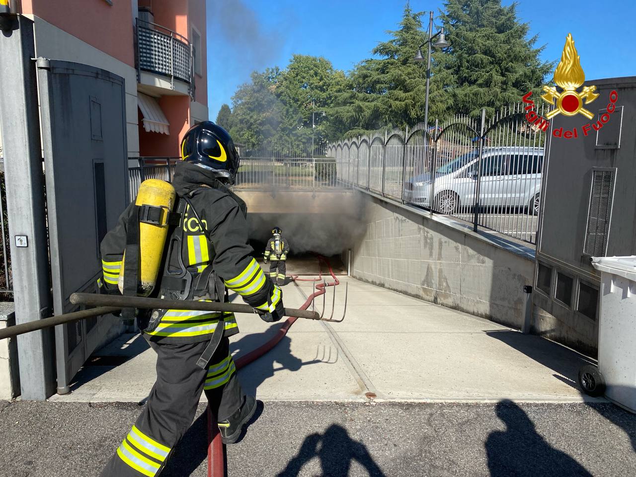 Fiamme in garage a Tradate, intervengono i pompieri di Saronno