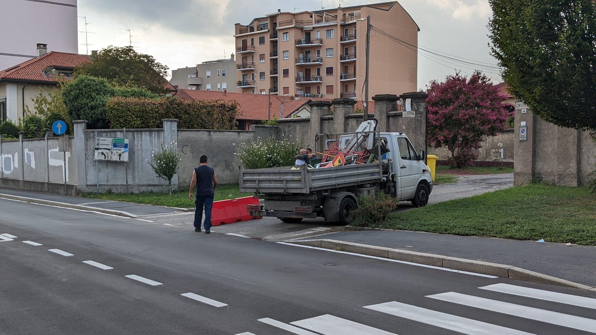 Saronno, cede l’asfalto davanti a Cascina Cristina arrivano gli operai di Alfa