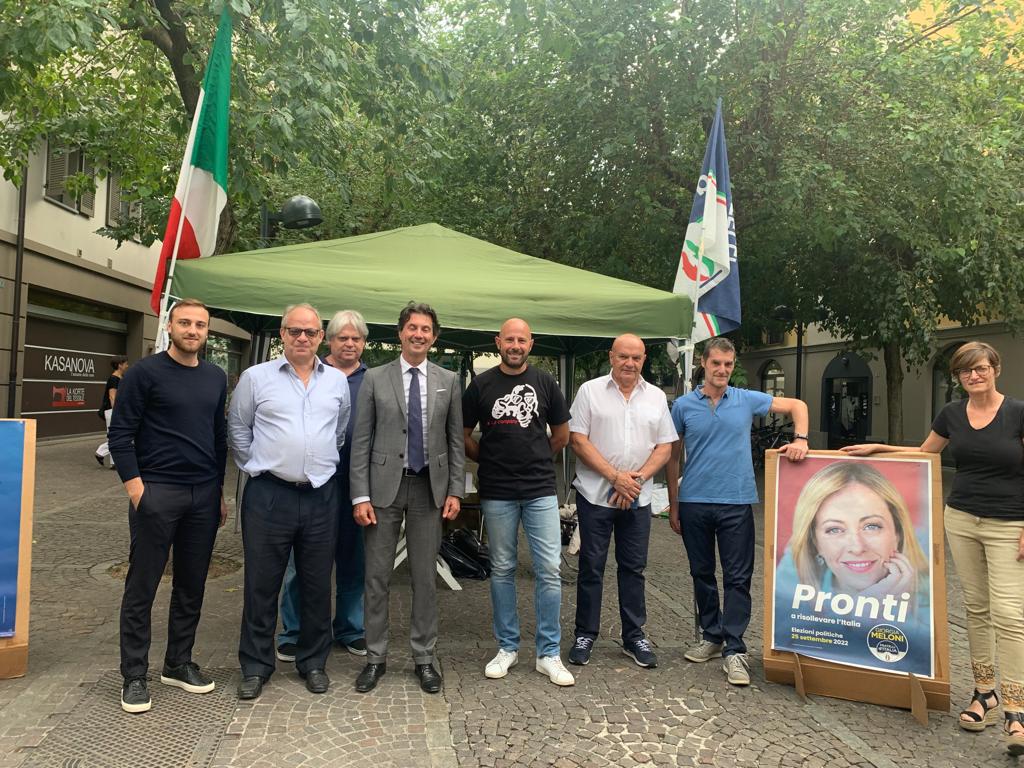 Fratelli d’Italia in piazza: “Pomeriggio a parlare coi saronnesi in un’ottica locale e… nazionale”