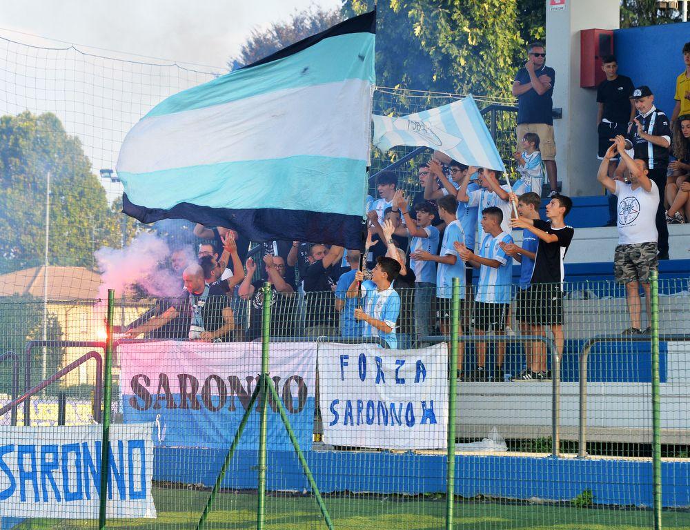 Calcio, il Fbc Saronno fa il boom… di tifosi. E si gode (fotogallery) la vittoria nel derby