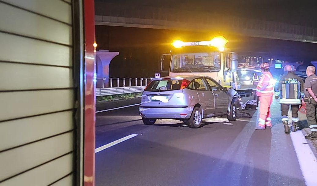 Origgio-Uboldo, A9 auto contro il guard rail ma quando arrivano i soccorsi… il conducente non c’è