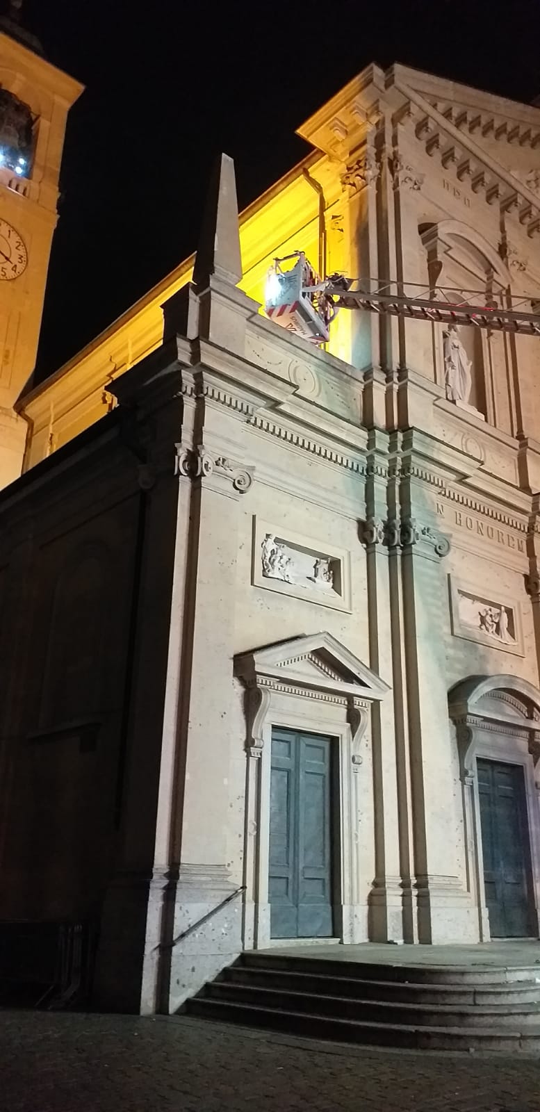 Saronno, ventenne ubriaco sul tetto della chiesa Prepositurale. Salvato da pompieri e carabinieri