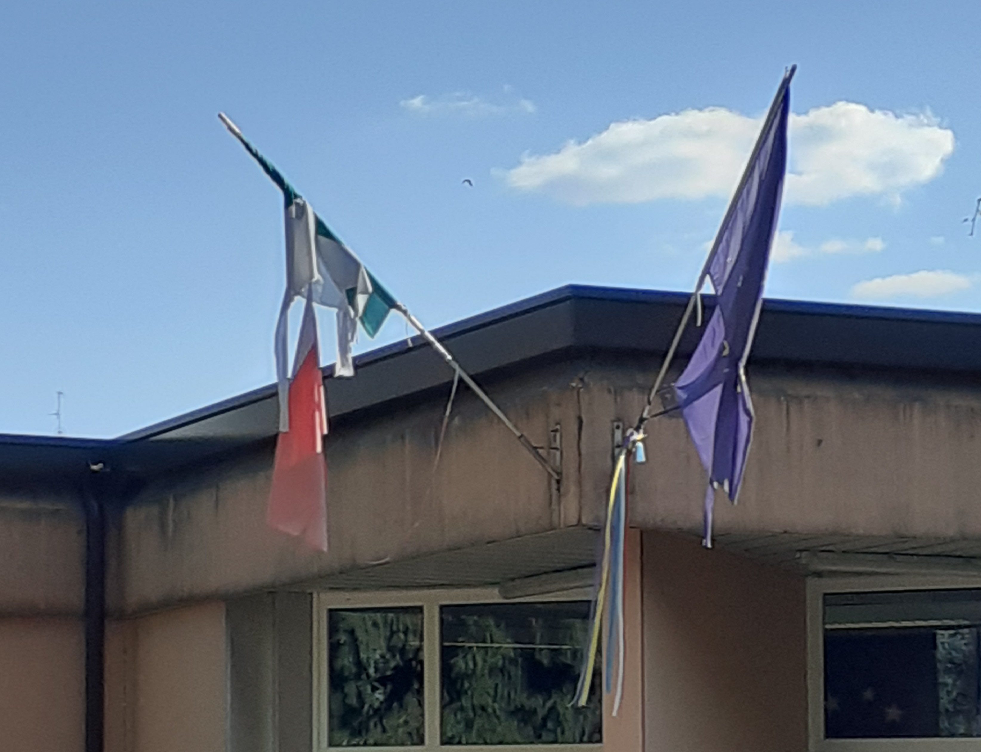 Saronno, bandiera tricolore ed europea a brandelli, l’appello dal quartiere Prealpi