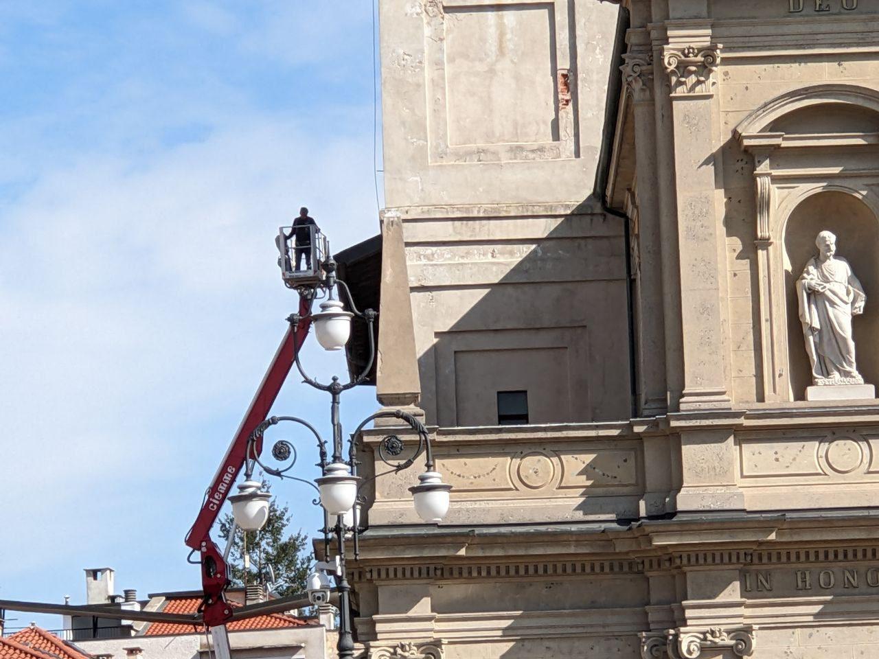 Saronno, chiesa San Pietro e Paolo: dopo la bravata notturna, si riparano i danni