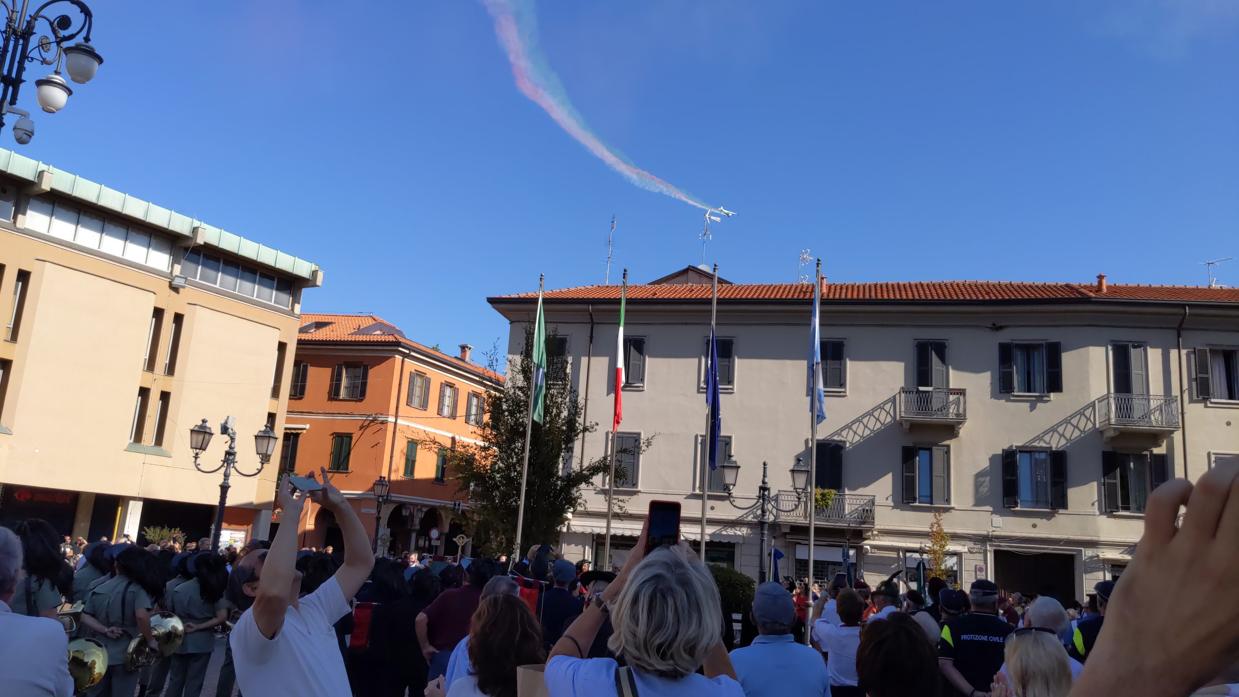 Saronno, dalla Fanfara alla scia tricolore in cielo: oggi raduno bersaglieri in diretta (foto e video)
