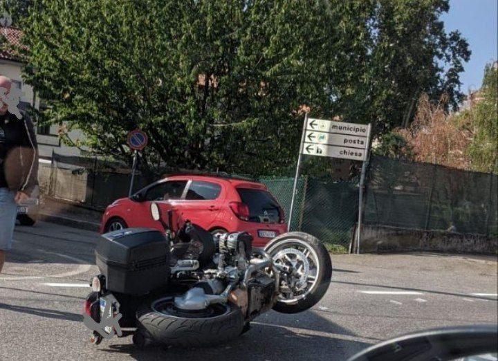 Solaro, auto contro moto in via Roma