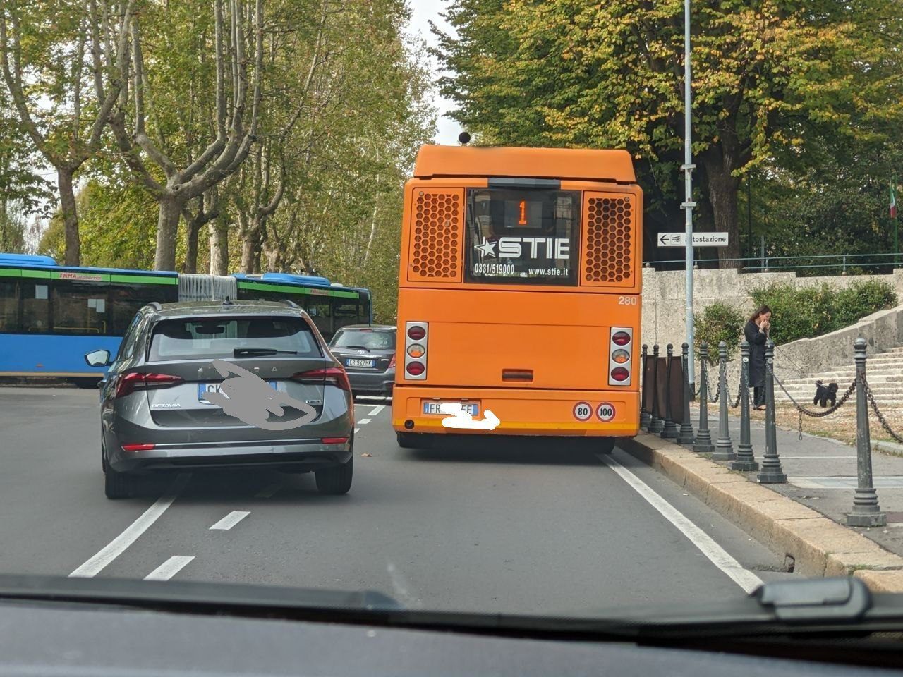 Saronno, bus con le 4 frecce al sottopasso di via I maggio: code
