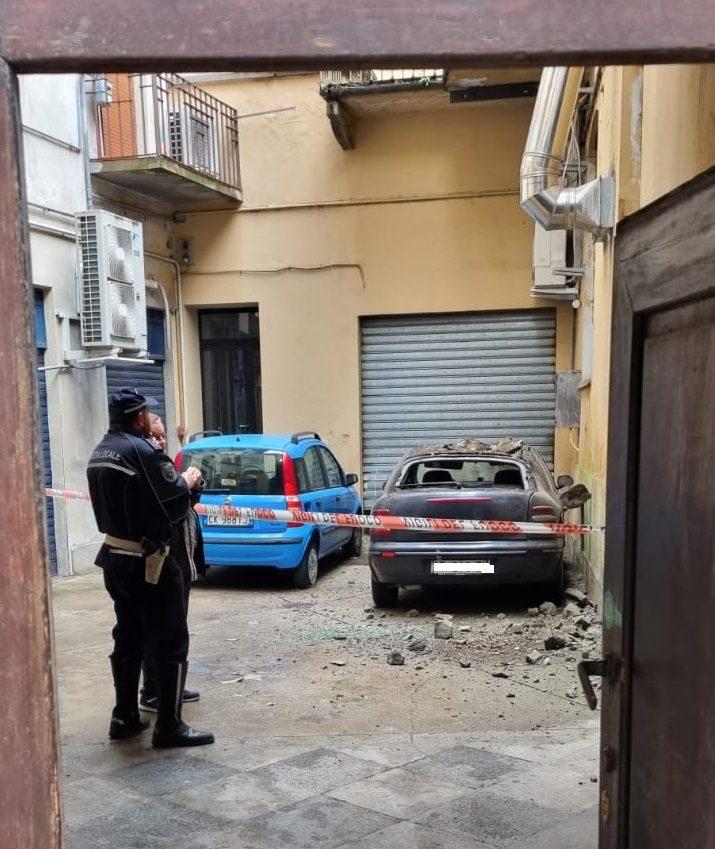 Saronno, crollo calcinacci in via Taverna: distrutta una Fiat Brava
