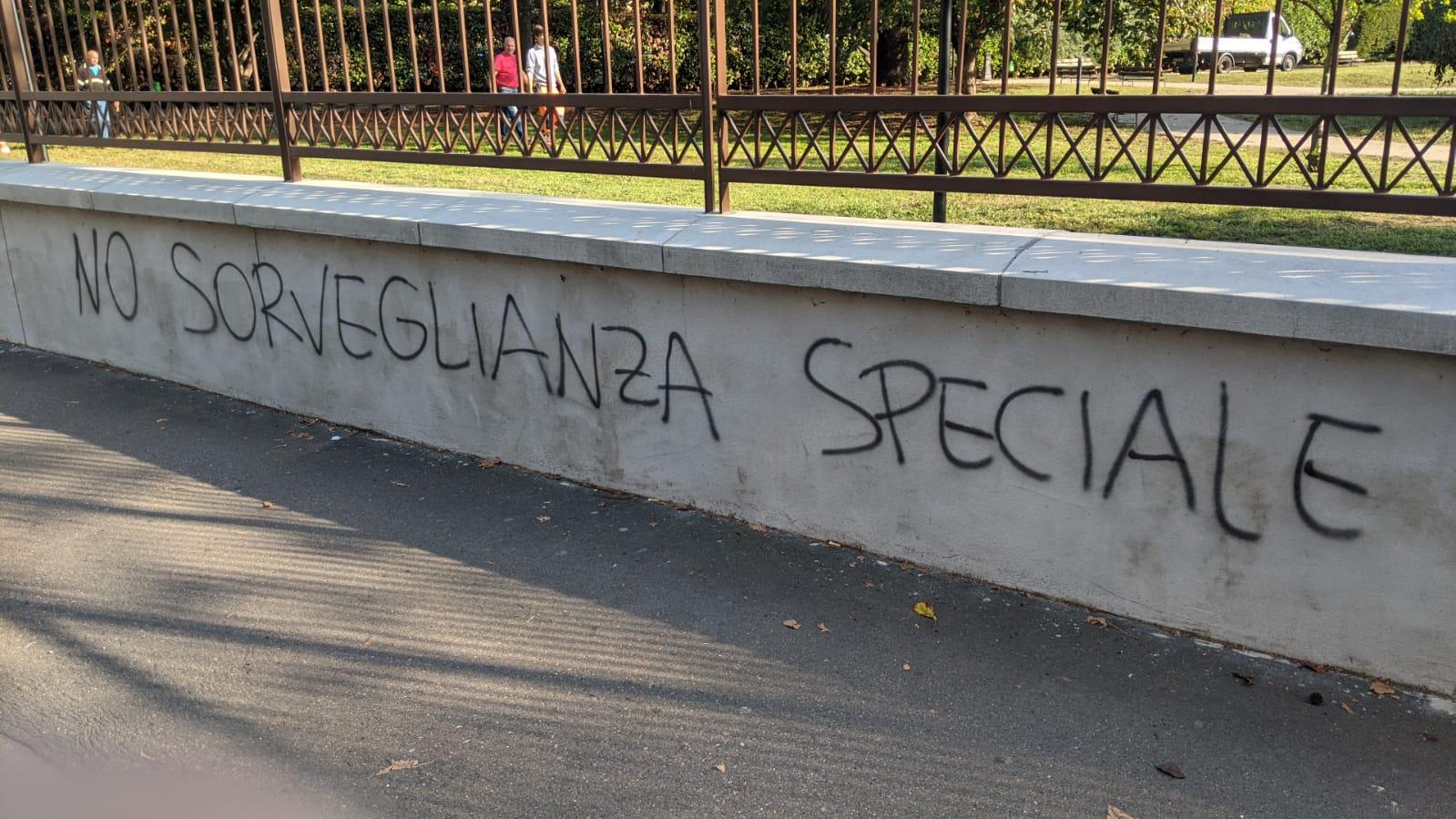 “No sorveglianza speciale”: scritte anarchiche all’ex Cantoni e al parco De Rocchi di Saronno