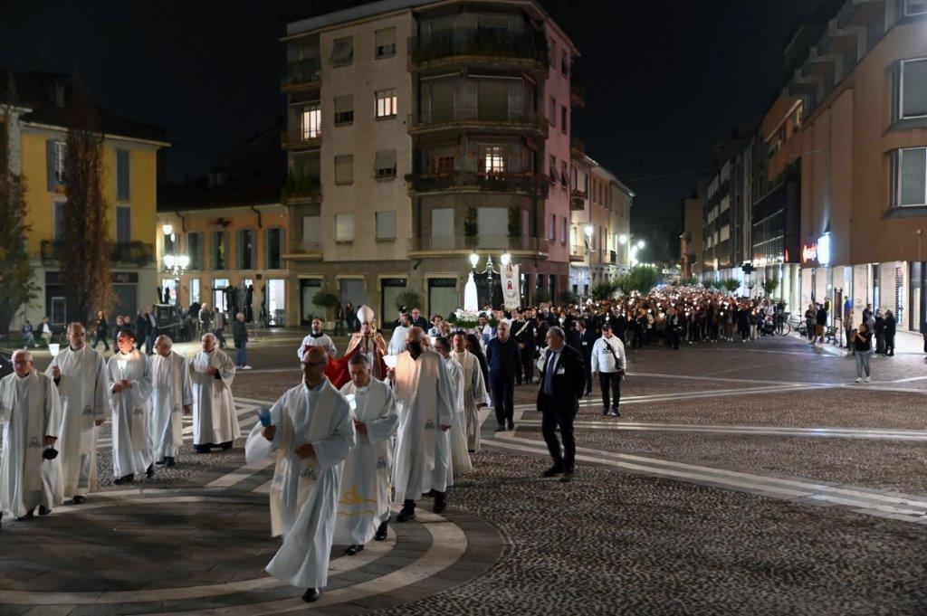 Saronno, i fedeli illuminano il centro accompagnando la Madonna di Fatima con l’arcivescovo Georg Gänswein (foto Edio)