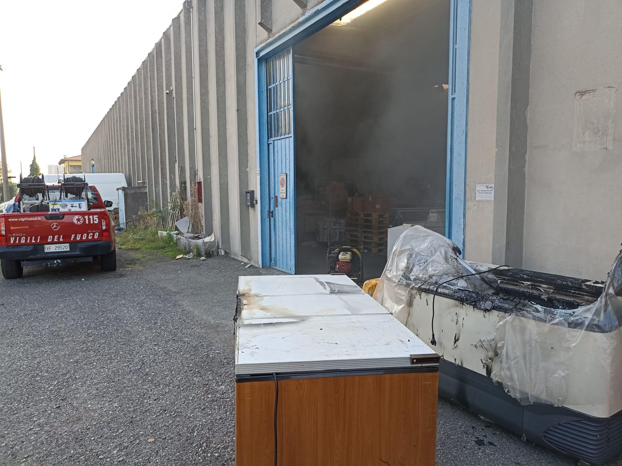 Saronno, incendio nel capannone: pompieri al lavoro per quasi 3 ore