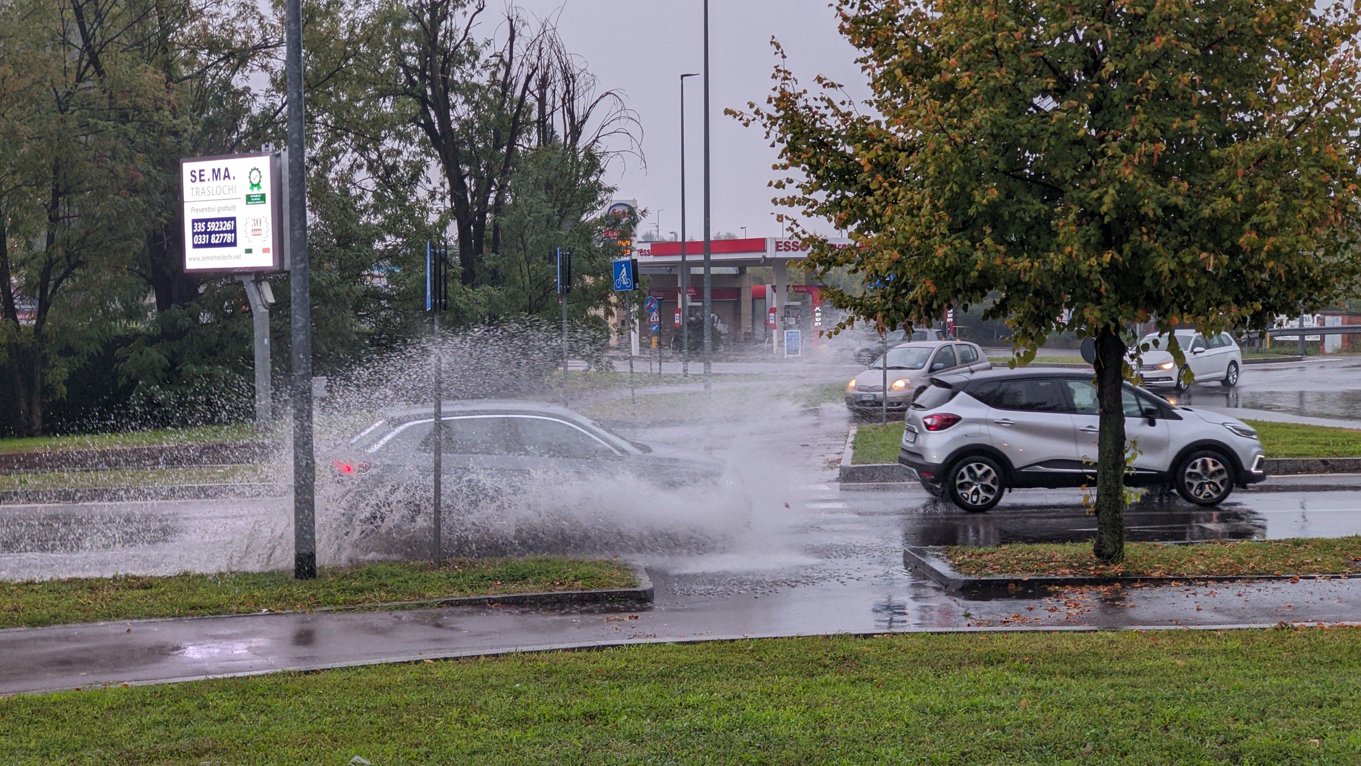 Saronno, pioggia: maxi pozze e “spruzzi da acqua park” tra viale Lombardia e via Varese