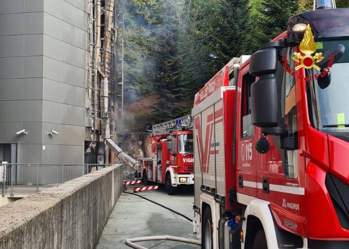 Incendio all’Una Hotels di Varese: pompieri al lavoro